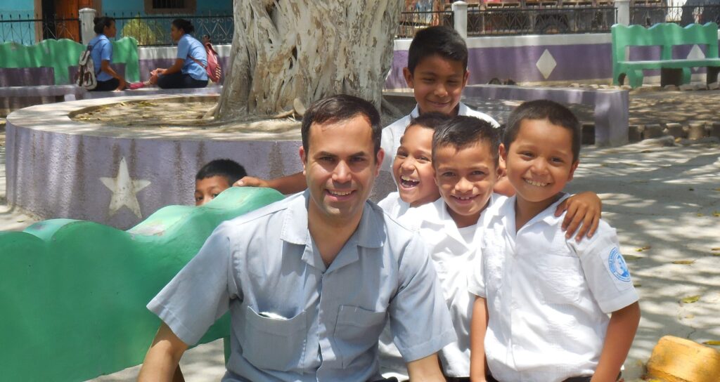 Shane Fernando with kids in Alubarén